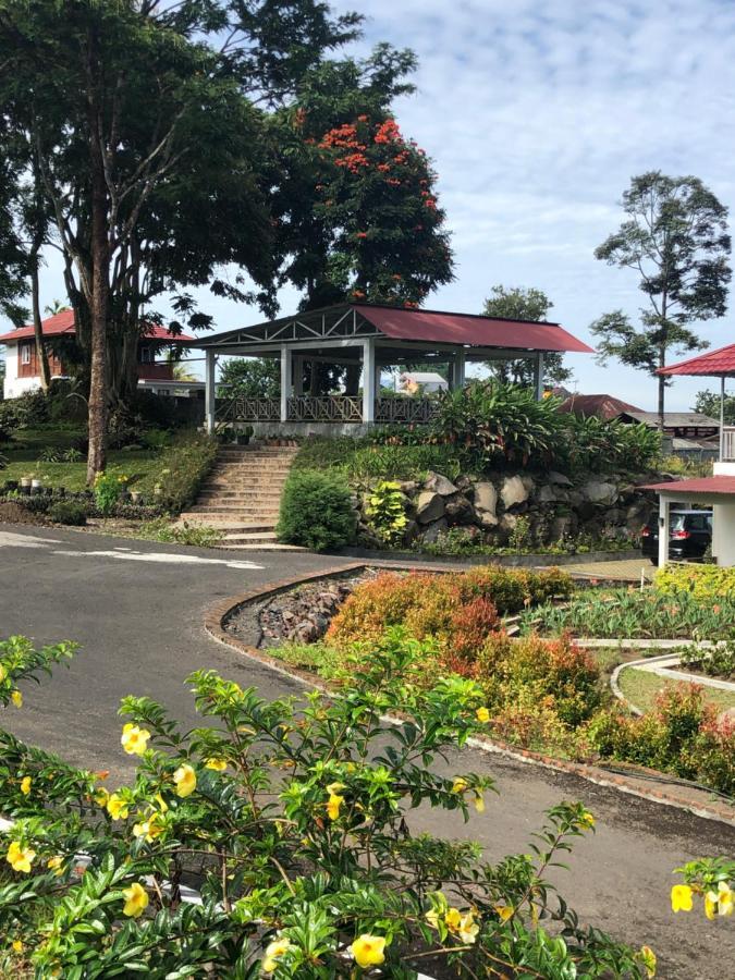 A Spacious Tropical 4 Bedrooms With Bathrooms Villa Marion Tomohon With The View Of Gunung Lokon Екстериор снимка