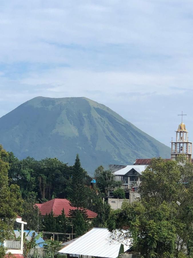 A Spacious Tropical 4 Bedrooms With Bathrooms Villa Marion Tomohon With The View Of Gunung Lokon Екстериор снимка