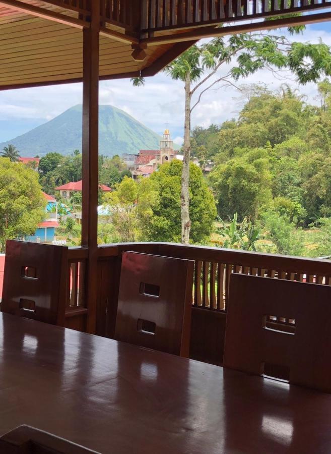 A Spacious Tropical 4 Bedrooms With Bathrooms Villa Marion Tomohon With The View Of Gunung Lokon Екстериор снимка