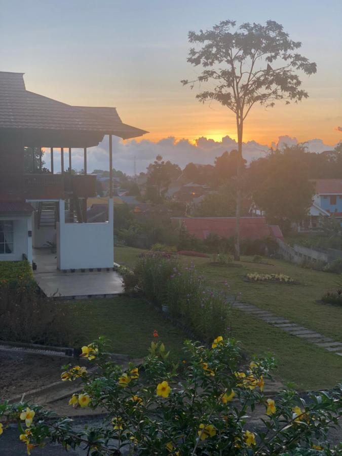 A Spacious Tropical 4 Bedrooms With Bathrooms Villa Marion Tomohon With The View Of Gunung Lokon Екстериор снимка