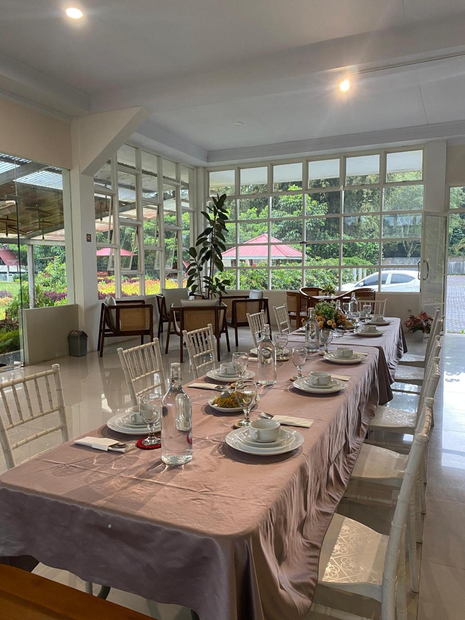 A Spacious Tropical 4 Bedrooms With Bathrooms Villa Marion Tomohon With The View Of Gunung Lokon Екстериор снимка